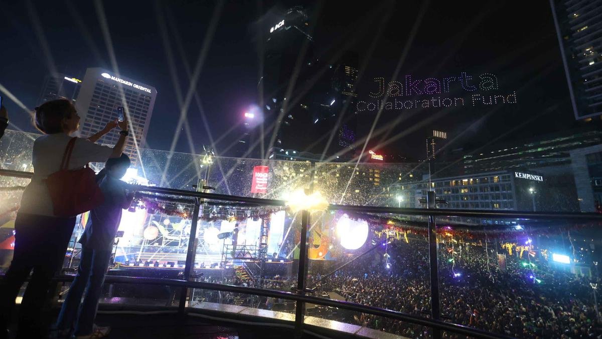 Pertunjukan Drone Hiasi Malam Tahun Baru 2026 di Bundaran HI