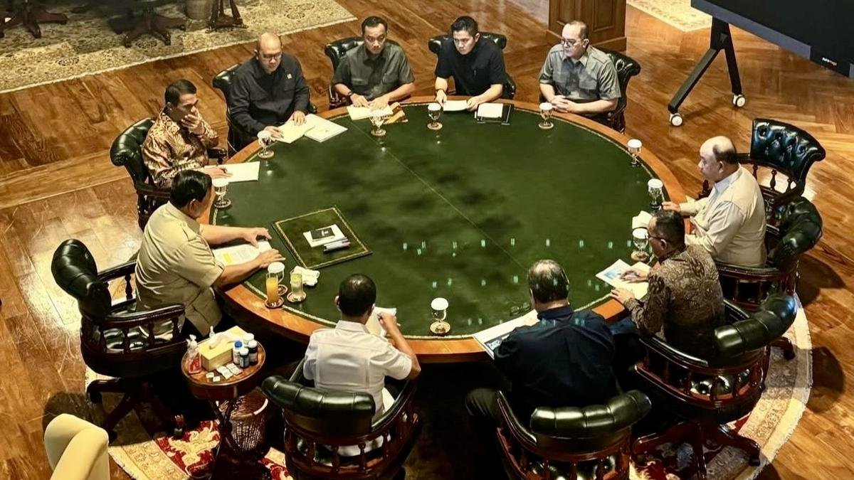 Prabowo Perkuat Industri Tekstil dan Otomotif dalam Rapat Terbatas